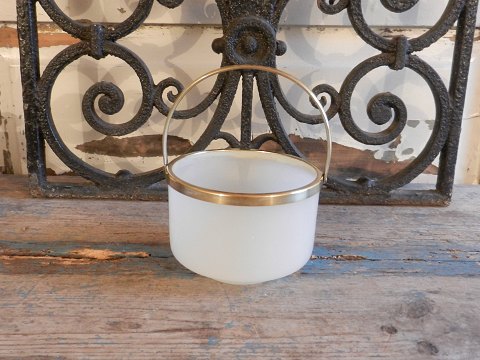 1800tals sukkerskål af hvid opalineglas