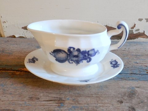 Royal Copenhagen, Kantet Blå Blomst , saucekande med hank på fast underfad no. 8537