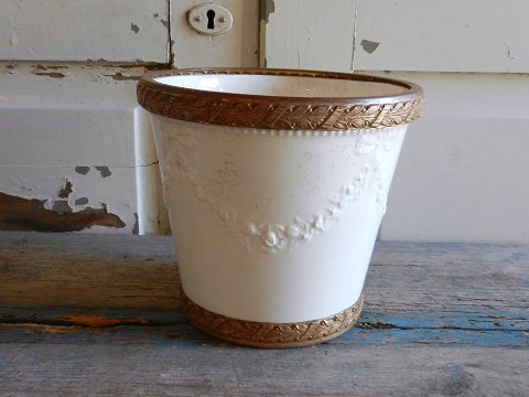 Smuk fajance urtepotte med forgyldt bronze montering