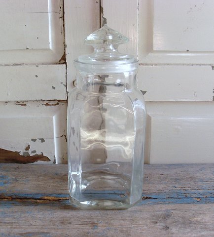 Firkantet bolcher glas med slebet låg