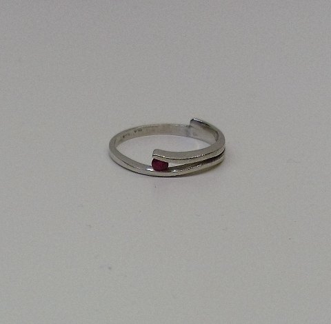 Hvidgulds ring i moderne design, udført i 14 kt guld prydet med en rubin