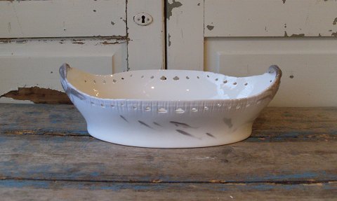 Royal Copenhagen stor Art Nouveau jardinere med gennembrudt kant, dekoreret med fisk, samt hanke i form af krabber.