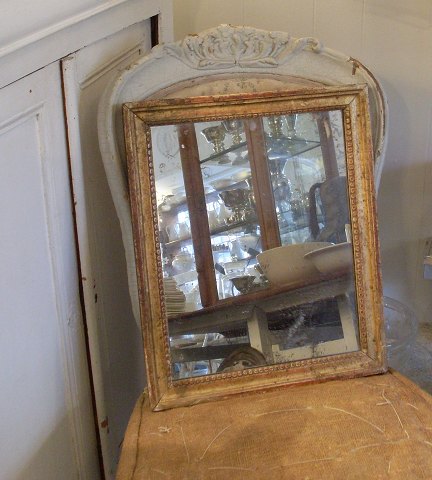 Louis XVI spejl med smuk perlekant39,5x47,5cm.