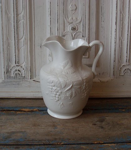 B&G kande i bisquit med vinløv i relief 1852-95