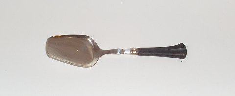 Carl M. Cohr serverings spade i sølv med skaft i træ