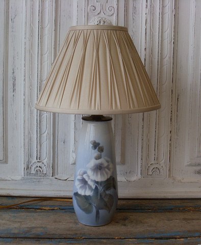 Royal Copenhagen bordlampe no. 184, dekoreret med stokrose
