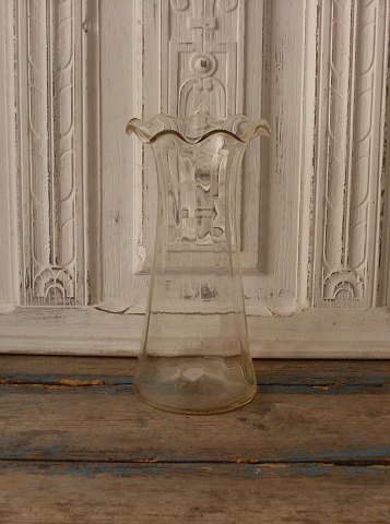 Stor vase blæst med stribet optik, opdrevet munding.Fyens Glasværk 1924.