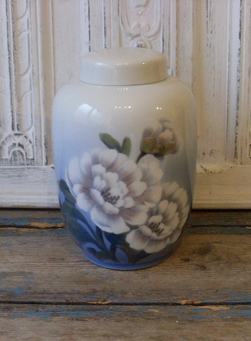 Royal Copenhagen lågvase dekoreret med pæoner no. 92/888