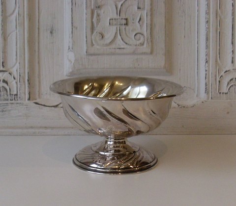 Norsk sølvskål på fod i rococo form, indvendigt forgyldt, prydet med våbenskjold.