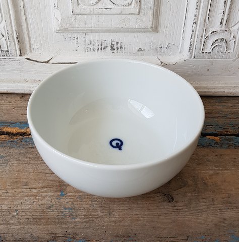Royal Copenhagen skål med blå dekoration i bunden.No. 576