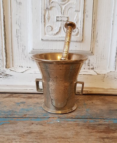 1800tals messing morterdekoreret med gravering i form af krone og årstal 1805