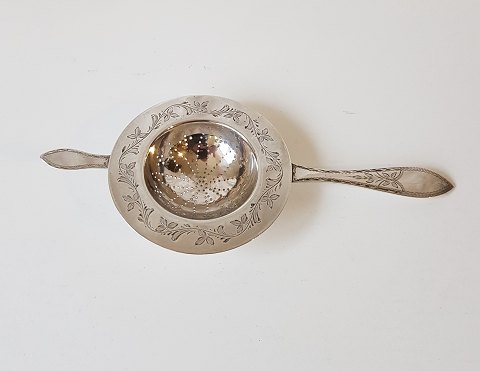 Empire tea strainer in silver