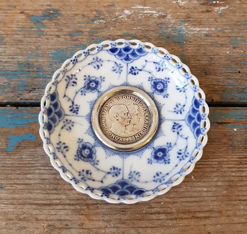 Royal Copenhagen Musselmalet helblonde manchet med sølv mønt no. 1009 - Kong Christian X & Dronning Alexandrine´s sølvbryllups mønt