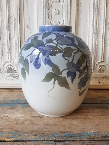 Royal Copenhagen unika - Art Nouveau vase fra 1915, smukt dekoreret med klematis 24 cm.