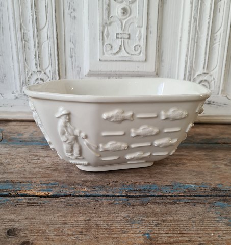 Bode Willumsen for Royal Copenhagen stor Blanc de Chine skål med fiskemotiver i relief no. 4085