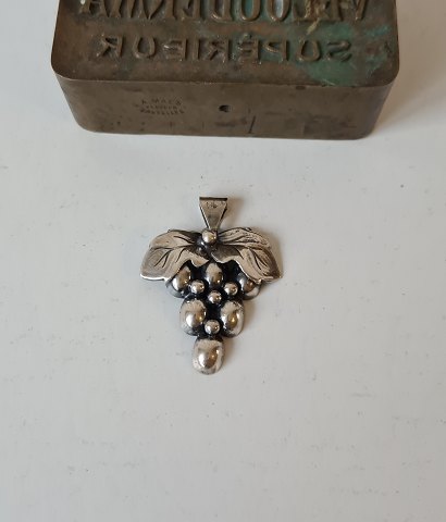 Vintage sølv vedhæng i form af drueklase.