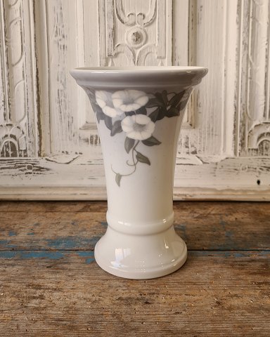 Royal Copenhagen Art Nouveau vase dekoreret med hvide snerler no. 376/1899 - 19 cm.