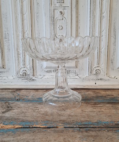 Stor smuk glas opsats med fine olivenslibninger 23,5 cm.