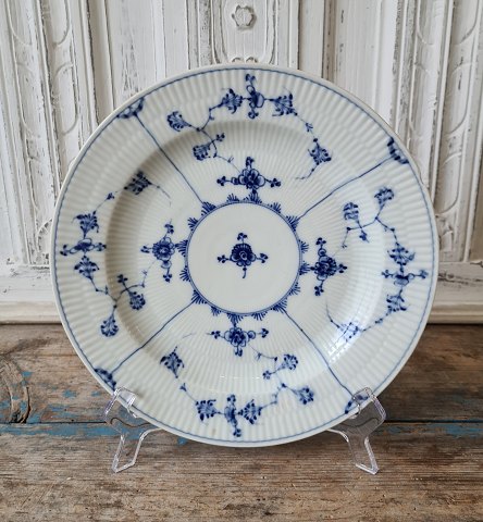 Royal Copenhagen Antik Musselmalet tallerken ca. år 1800Diameter 24cm.Fremstår med skår.