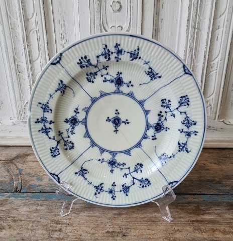 Royal Copenhagen Antik Musselmalet tallerken ca. år 1800Diameter 24cm.Fremstår med afslag og hårrevne.