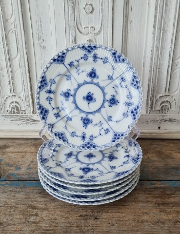 Royal Copenhagen Musselmalet helblonde tallerken No. 1087Diameter 17,5 cm.