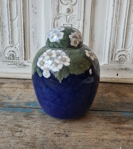 Royal Copenhagen Art Nouveau lågvase dekoreret med jordbærblomster, jordbær løv på blå bund. Bemalet af Else Hasselriis no. 2361/1242