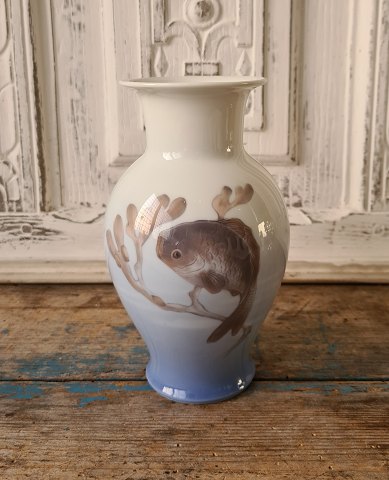 Royal Copenhagen vase dekoreret med fisk no. 2435/2665