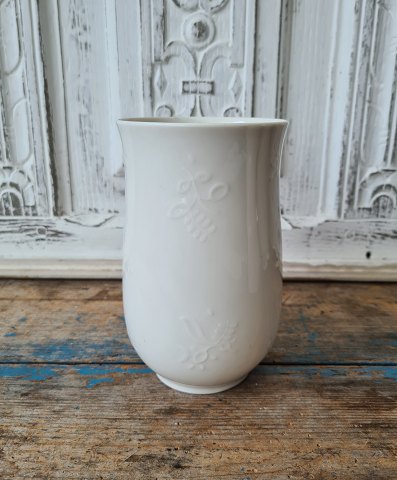 Thorkild Olsen for Royal Copenhagen Blanc de Chine vase med mønster i relief no. 4220
