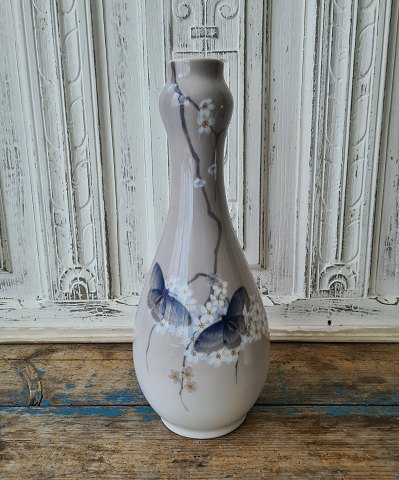 Royal Copenhagen stor Art Nouveau vase dekoreret med sommerfugle og blomster no. 1528/734 - 34 cm.