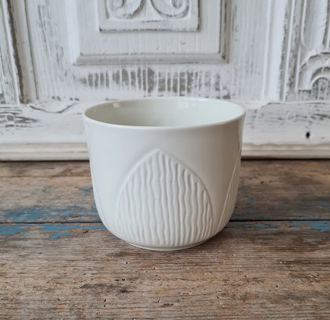 Gerd Bøgelund for Royal Copenhagen Blanc de Chine vase med mønster i relief no. 4768