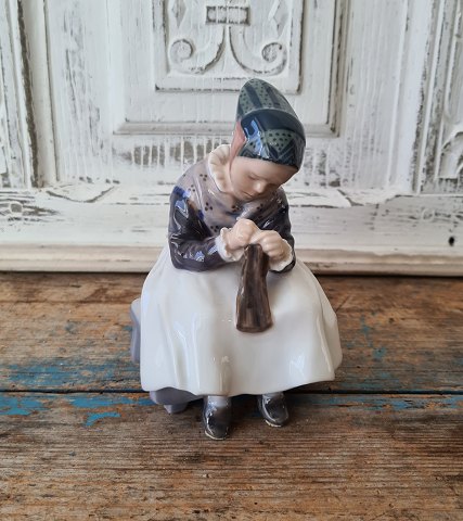 Royal Copenhagen figur, Amagerpige der strikker No. 1314