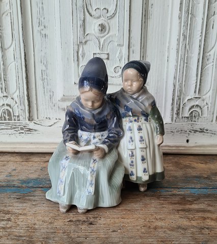 Royal Copenhagen figur læsende amagerpiger no. 1395