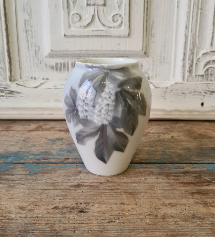 Royal Copenhagen Art Nouveau vase dekoreret med kastanje blomster og blade no. 1733/271