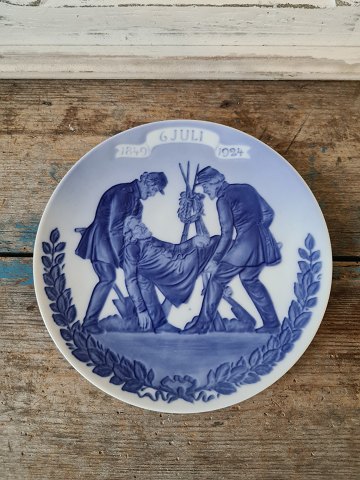 Royal Copenhagen Mindeplatte 1924.Udgivet i anledning af 75 års dagen for Slaget ved Fredericia.Motiv: 2 soldater bærer falden soldat.Tekst: 1849 - 16 juli - 1924