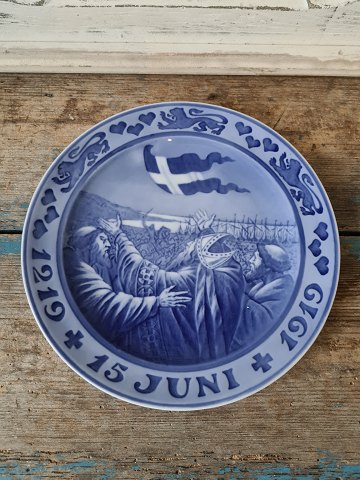 Royal Copenhagen Mindeplatte fra 1919, Valdemar - Dannebrog Falder ned fra Himlen under slaget ved Reval 15. juni 1219-1919