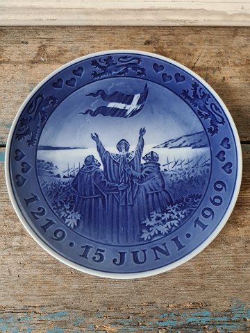 Royal Copenhagen Mindeplatte, Valdemar- platteDannebrog falder fra himlen under slaget ved Reval