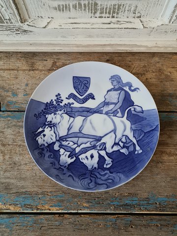 Royal Copenhagen Mindeplatte fra 1905, Landbrugsudstilling i København - Gefion pløjer med tyre.