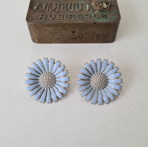 Georg Jensen Margueritte - Daisy øreklips i sterlingsølv og lyseblå emalje 3,2 cm.