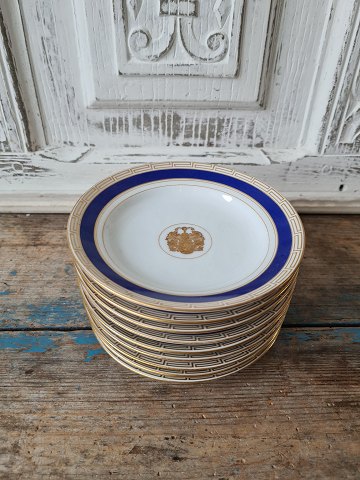 Set på 9 B&G kagetallerken dekoreret med kongeblå fane, græsk evighedsmønster og våbenskjold i guld 14 cm.
