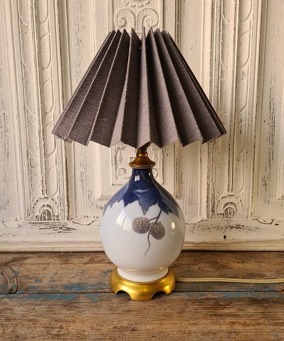 Royal Copenhagen Art Nouveau bordlampe dekoreret med humleblade og humleblomst, monteret på forgyldt bronze fod no. 1670/1813