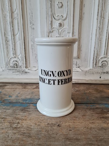 Royal Copenhagen Apotekerkrukke i hvidt porcelæn med sort skrift