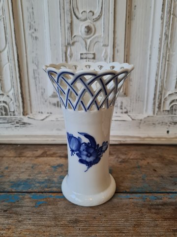 Royal Copenhagen Blå Blomst flettet vase med gennembrudt kant No. 8235