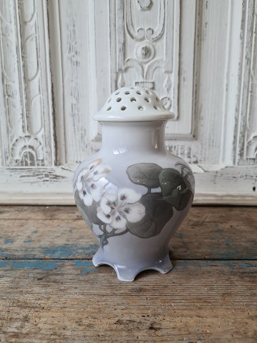 Royal Copenhagen Art Nouveau potpourri vase no. 269/2438 dekoreret med tallerkensmækker