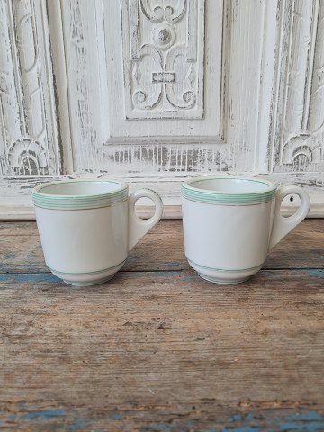 Par franske café brûlot kopper i kraftigt jern porcelæn dekoreret med grønne striber