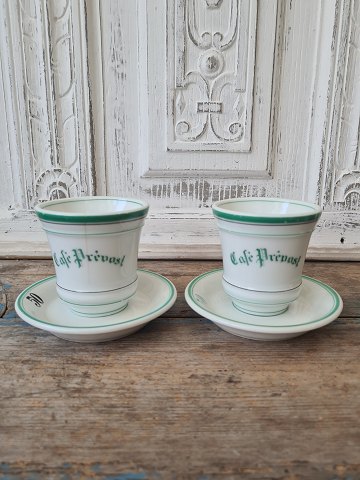 Par franske café brûlot kopper i kraftigt jern porcelæn dekoreret med grønne striber samt teksten Café Prévost