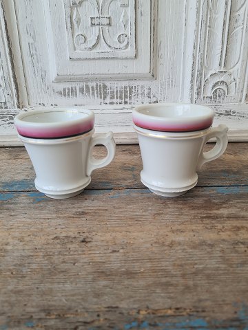 Par franske café brûlot kopper i kraftigt jern porcelæn dekoreret med lyserød, sort og guld striber