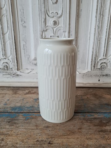 Thorkild Olsen for Royal Copenhagen Blanc de Chine vase med mønster i relief no. 4218
