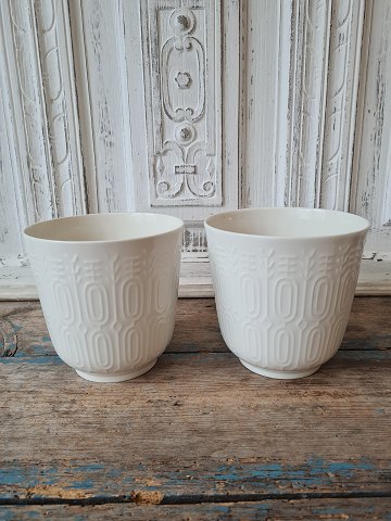 Royal Copenhagen - par urtepotteskjulere i Blanc de Chine dekoreret med geometrisk mønster i relief designet af Thorkild Olsen no. 4133