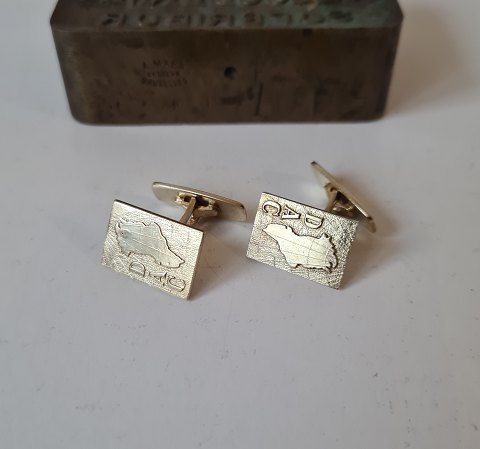 Par vintage manchetknapper i forgyldt sterlingsølv dekoreret med Grønland samt logo DAC