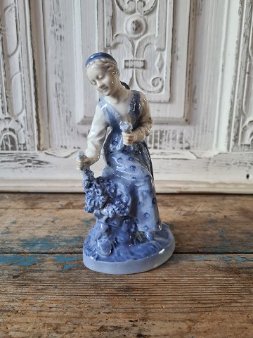 B&G Figur - Dame der plukker roser
